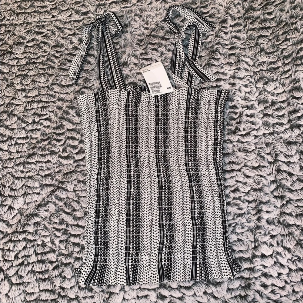 H&M cinched black and white ruffle top